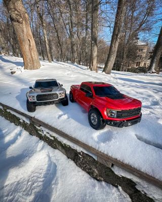 Ve sněhu jim to sluší, že? Koupit Ford Raptor F-150 od Traxxasu je sázka na jistotu! 🔥...