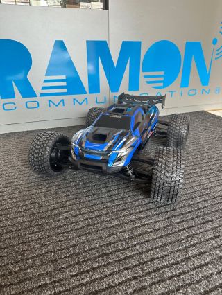 Je libo pořádnou káru? Tak co třeba Traxxas XRT 8S v měřítku 1:6? U nás v Ramonu není problém, přijďte se na něj podívat...